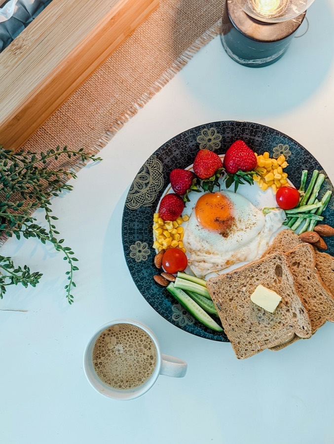 Egg and wholegrain breakfast plate